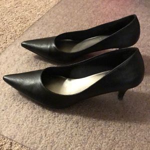 Black, kitten heel dress shoes size 9w